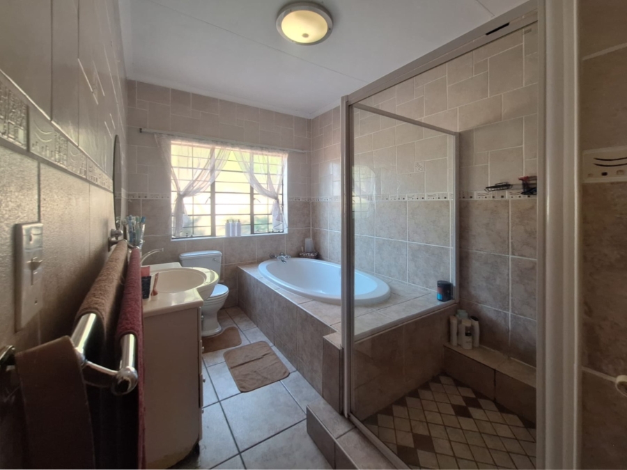 6 Bedroom Property for Sale in Meerhof North West